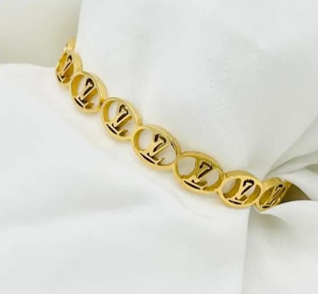 Branded bangle stainless Steel matirel wit valvat pouch