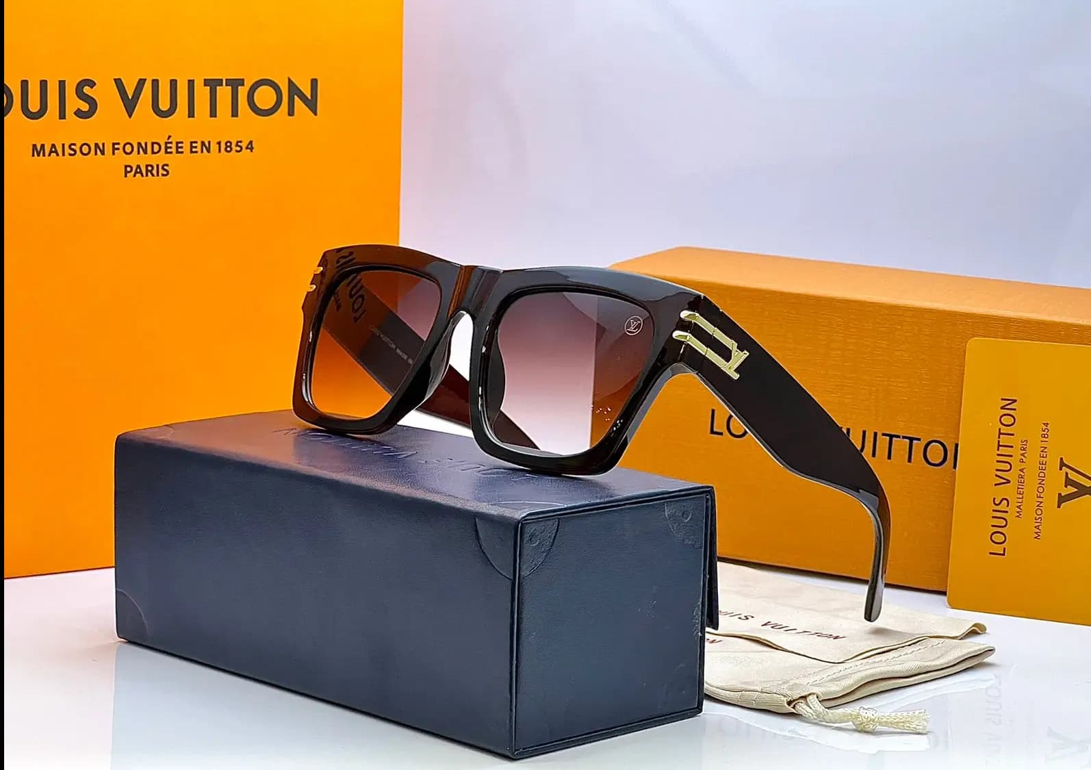 Louis Vuitton Sunglass   Unisex Model
