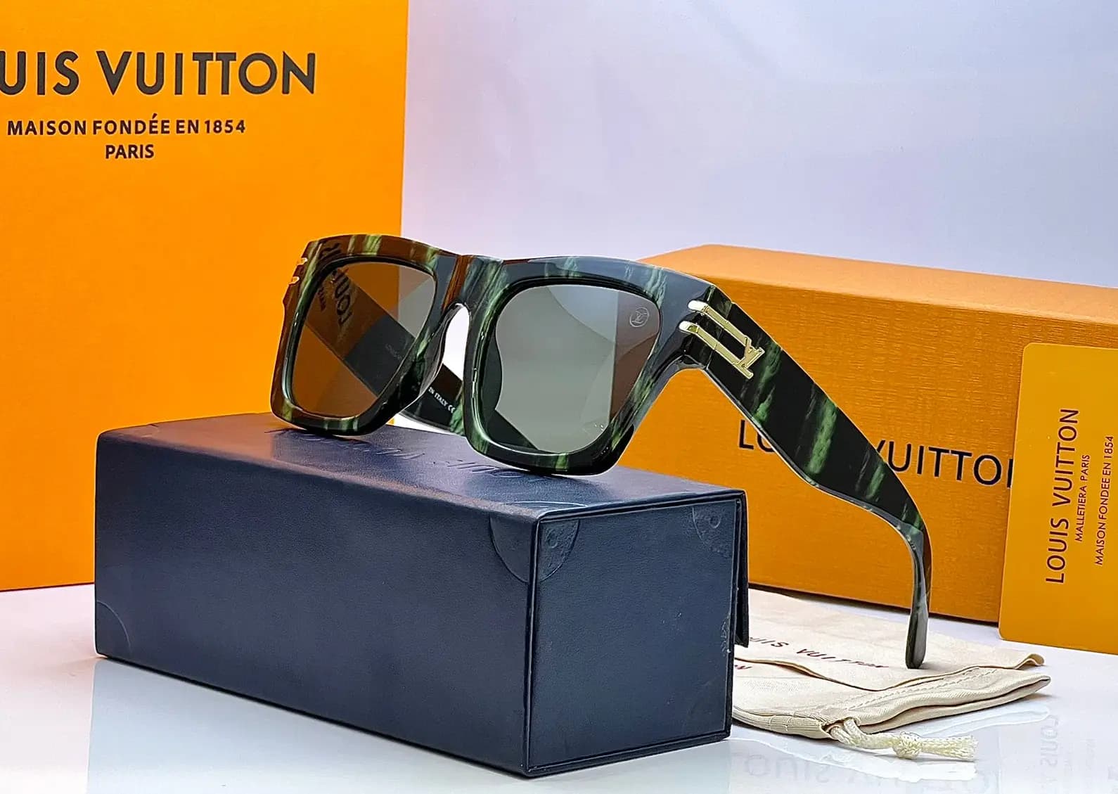 Louis Vuitton Sunglass   Unisex Model